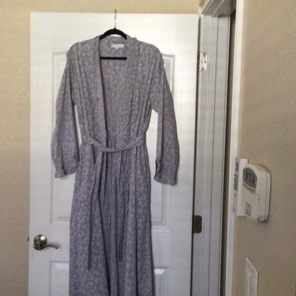 Eileen west robe grey with white flowers.  Sz is s/m.   Runs small